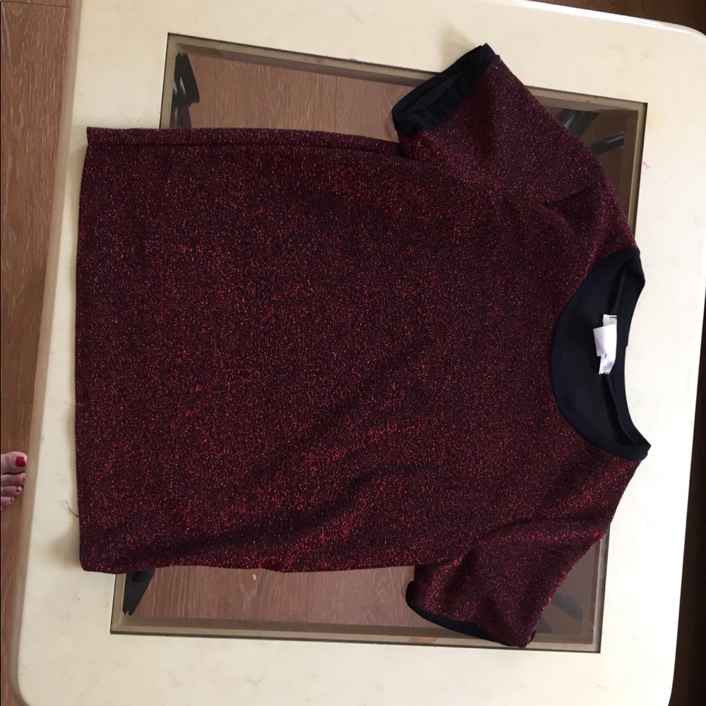 Red gaze shirt